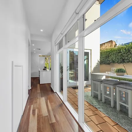 Stylish Home, Family - Walk To Pub,Cafes, 1Km Cbd!-2