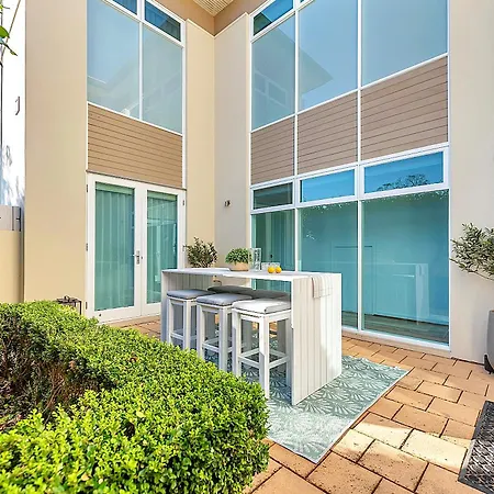 Stylish Home, Family - Walk To Pub,Cafes, 1Km Cbd!-3